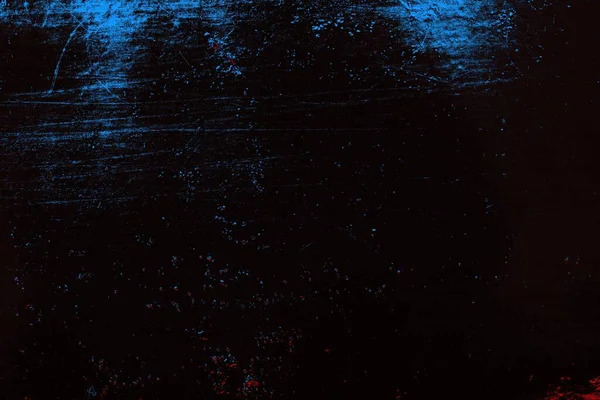 Kırık tarih arkaplanı olan kırmızı, mavi ve siyah grunge duvar