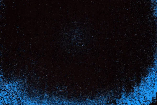 Koyu renkli ses, arka planda çatlaklar olan grunge duvar dokusu