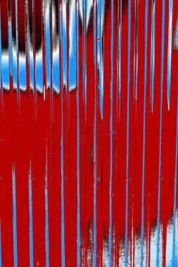 Boyalı ve kıvrımlı metal levhalar çit görevi görür, dikey çizgilere yatay görünüm