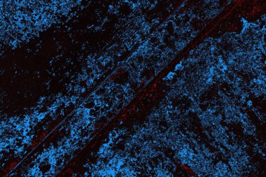 Koyu renkli ses, çatlak ve arkaplanı su sıçratan grunge duvar dokusu