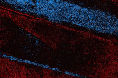 Kırık tarih arkaplanı olan kırmızı, mavi ve siyah grunge duvar