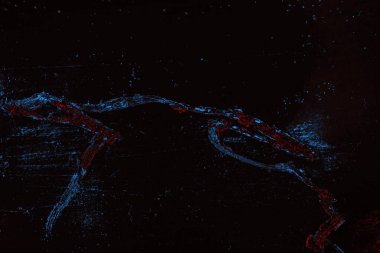 Kırık tarih arkaplanı olan kırmızı, mavi ve siyah grunge duvar