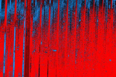 Oluklu metal levha çit görevi görüyor, dikey çizgilere yatay görünüm