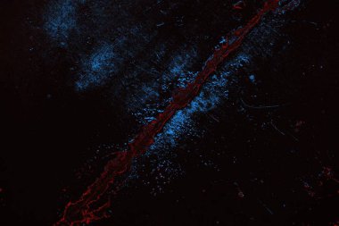 Koyu renkli ses, arka planda çatlaklar olan grunge duvar dokusu