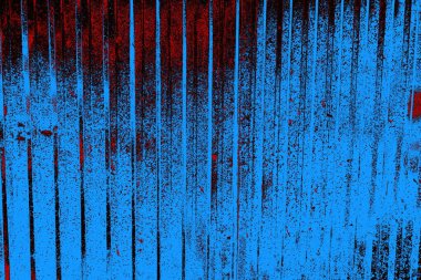 Oluklu metal levha çit görevi görüyor, dikey çizgilere yatay görünüm