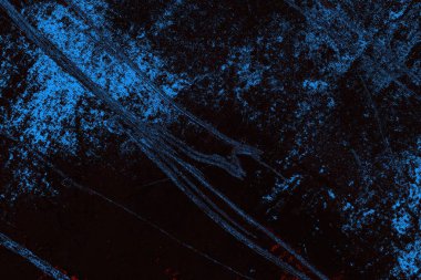 Koyu renkli ses, arka planda çatlaklar olan grunge duvar dokusu