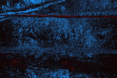 Kırık tarih arkaplanı olan kırmızı, mavi ve siyah grunge duvar