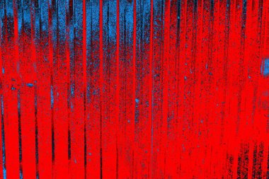 Oluklu metal levha çit görevi görüyor, dikey çizgilere yatay görünüm