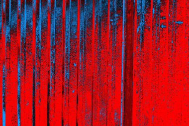 Oluklu metal levha çit görevi görüyor, dikey çizgilere yatay görünüm