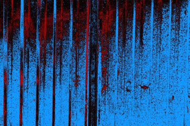 Oluklu metal levha çit görevi görüyor, dikey çizgilere yatay görünüm