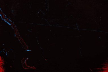 Kırık tarih arkaplanı olan kırmızı, mavi ve siyah grunge duvar