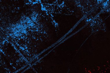 Koyu renkli ses, arka planda çatlaklar olan grunge duvar dokusu