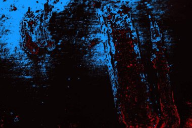 Kırık tarih arkaplanı olan kırmızı, mavi ve siyah grunge duvar