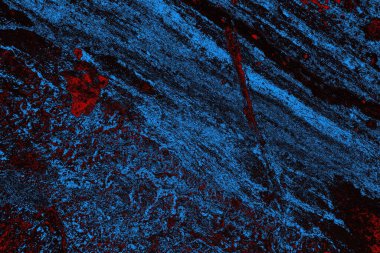 Koyu renkli ses, arka planda çatlaklar olan grunge duvar dokusu