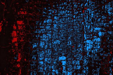 Koyu renkli ses, çatlak ve arkaplanı su sıçratan grunge duvar dokusu