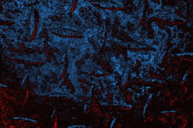 Kırık tarih arkaplanı olan kırmızı, mavi ve siyah grunge duvar