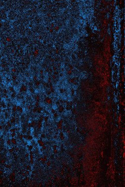 Kırık tarih arkaplanı olan kırmızı, mavi ve siyah grunge duvar