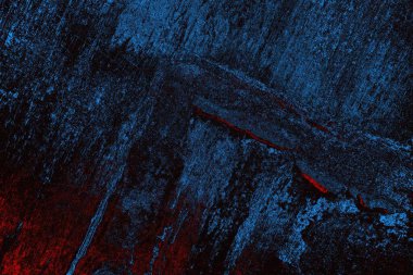 Koyu renkli ses, arka planda çatlaklar olan grunge duvar dokusu