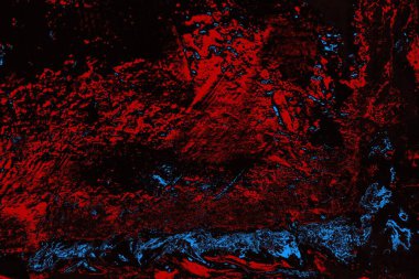 Kırık tarih arkaplanı olan kırmızı, mavi ve siyah grunge duvar