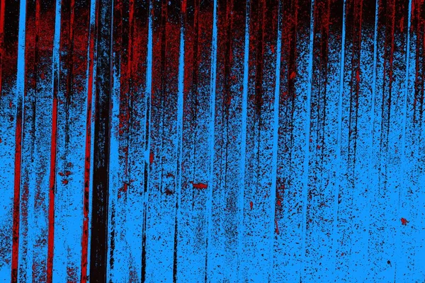 Oluklu metal levha çit görevi görüyor, dikey çizgilere yatay görünüm