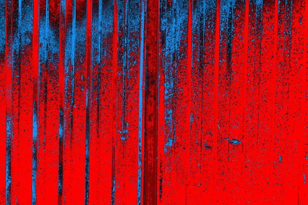 Oluklu metal levha çit görevi görüyor, dikey çizgilere yatay görünüm