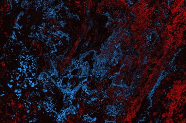 Koyu renkli ses, arka planda çatlaklar olan grunge duvar dokusu