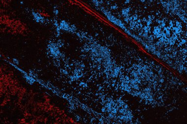 Kırık tarih arkaplanı olan kırmızı, mavi ve siyah grunge duvar