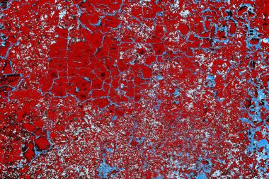 Kırık tarih arkaplanı olan kırmızı, mavi ve siyah grunge duvar