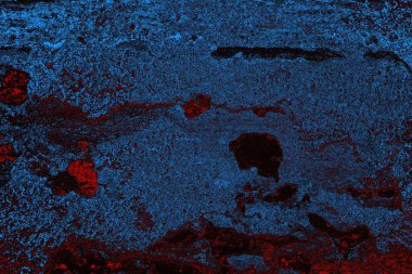 Koyu renkli ses, arka planda çatlaklar olan grunge duvar dokusu