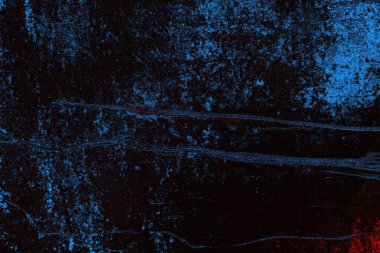 Koyu renkli ses, arka planda çatlaklar olan grunge duvar dokusu