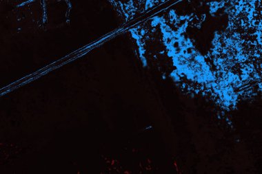 Koyu renkli ses, arka planda çatlaklar olan grunge duvar dokusu