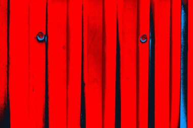 Oluklu metal levha çit görevi görüyor, dikey çizgilere yatay görünüm