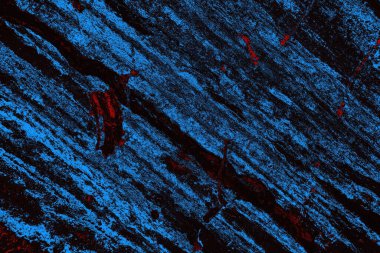 Koyu renkli ses, arka planda çatlaklar olan grunge duvar dokusu