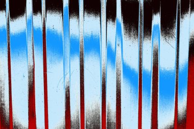 Oluklu metal levha çit görevi görüyor, dikey çizgilere yatay görünüm