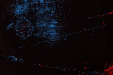 Koyu renkli ses, arka planda çatlaklar olan grunge duvar dokusu