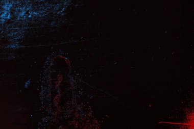 Koyu renkli ses, arka planda çatlaklar olan grunge duvar dokusu