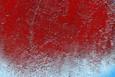 kırmızı mavi ve siyah duvar dokusu ve soyulmuş eski boya. 