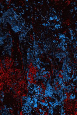 Koyu renkli ses, arka planda çatlaklar olan grunge duvar dokusu