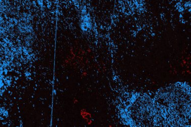 Koyu renkli ses, arka planda çatlaklar olan grunge duvar dokusu