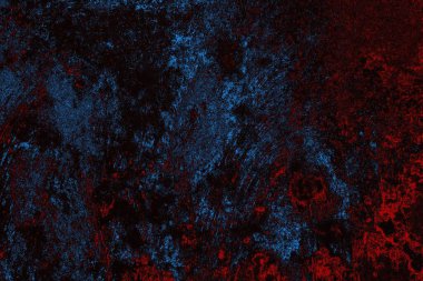 Koyu renkli ses, arka planda çatlaklar olan grunge duvar dokusu