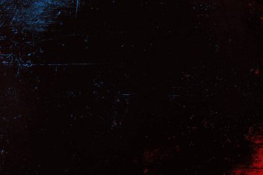 Kırık tarih arkaplanı olan kırmızı, mavi ve siyah grunge duvar