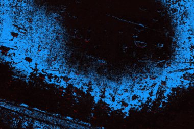 Koyu renkli ses, arka planda çatlaklar olan grunge duvar dokusu