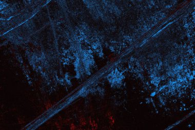 Koyu renkli ses, arka planda çatlaklar olan grunge duvar dokusu