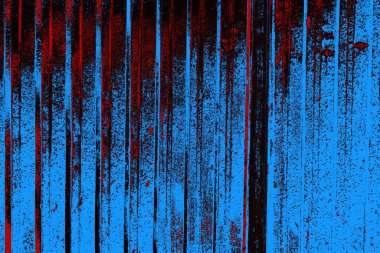 Oluklu metal levha çit görevi görüyor, dikey çizgilere yatay görünüm