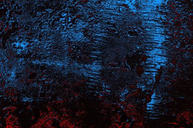 Kırık tarih arkaplanı olan kırmızı, mavi ve siyah grunge duvar