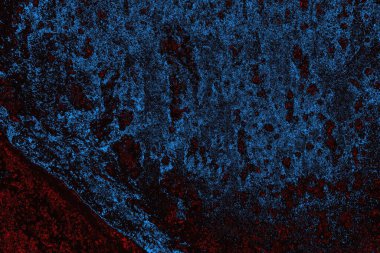 Kırık tarih arkaplanı olan kırmızı, mavi ve siyah grunge duvar