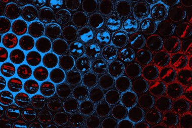 Koyu renkli ses, arka planda çatlaklar olan grunge duvar dokusu