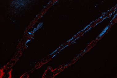 Kırık tarih arkaplanı olan kırmızı, mavi ve siyah grunge duvar