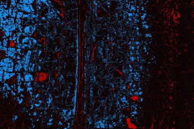 Koyu renkli ses, çatlak ve arkaplanı su sıçratan grunge duvar dokusu