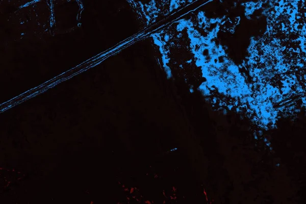 Koyu renkli ses, arka planda çatlaklar olan grunge duvar dokusu